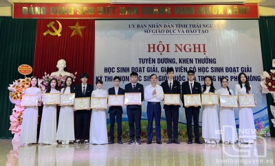 Khen thưởng học sinh đoạt giải quốc gia