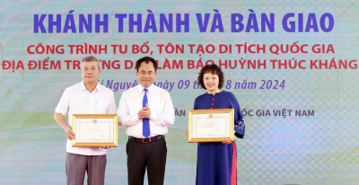 Trao Bằng khen cho 2 tập thể có thành tích xuất sắc, đóng góp xây dựng Di tích lịch sử Quốc gia Địa điểm Trường dạy làm báo Huỳnh Thúc Kháng